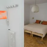 Centrally Located Close To The 公寓