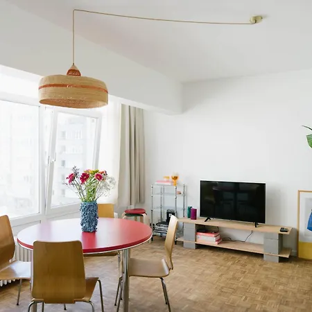 Centrally Located Close To The Apartament
