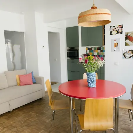 Centrally Located Close To The Apartament *